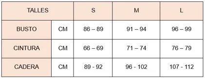 Vestido largo de corte fluido con diseño plisado en toda la prenda. Presenta escote halter con detalle de nudo en el centro del pecho y espalda descubierta.