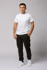 Pantalón cargo color beige de gabardina, con corte ajustado, bolsillos laterales con fuelle y puños elásticos en los tobillos.