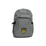 Mochila gris de poliéster con el escudo de Peñarol bordado en amarillo y negro en el frente. Cuenta con un bolsillo frontal con cierre y dos bolsillos laterales de malla.