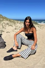 Top strapless a rayas horizontales blancas y negras.