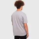 Remera de manga corta y cuello redondo, confeccionada en algodón orgánico de alta calidad. Presenta un diseño básico y versátil con un pequeño detalle de etiqueta en el lateral inferior.