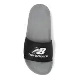 Ojotas New Balance modelo 50, con base gris y tira superior ancha en color negro con el logo y nombre de la marca en blanco.