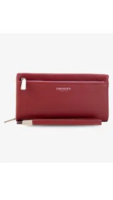 Billetera de mujer tipo sobre con correa de mano extraíble, confeccionada en material texturizado color tostado. Presenta un bolsillo frontal con cierre, compartimentos internos para tarjetas y logo de la marca grabado en el frente.