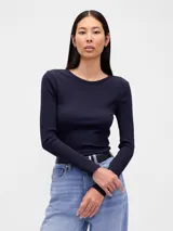 Remera de manga larga confeccionada en tejido rib, con cuello redondo y ajuste al cuerpo.