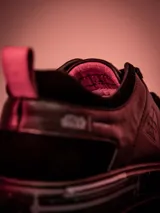 Championes de edición limitada inspirados en Darth Vader, en color negro con detalles en rojo. Presentan una construcción en cuero y descarne, con cierre de cordones y suela de TPR.