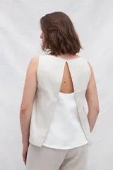 Musculosa de lino color marrón con paneles laterales en azul marino, corte recto y cuello redondo.