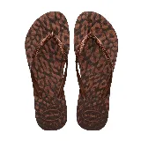 Chancletas Havaianas con diseño de animal print tipo leopardo en tonos marrones, tiras finas de goma con textura y logo de la marca en relieve.