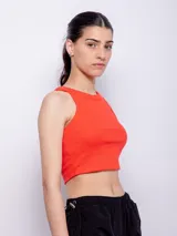 Top corto de tejido acanalado color marrón, con cuello redondo y corte de sisa tipo nadador.