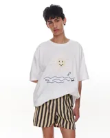 Remera blanca de algodón con bordado manual de un sol, olas y peces.