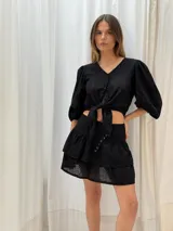 Minifalda blanca con bordado inglés, corte irregular y volados.