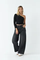 Top asimétrico de una sola manga larga, color azul, con jaretas ajustables en ambos laterales del torso que permiten regular el largo de la prenda.