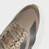 Championes de running Adidas modelo Adizero Evo SL ATR, color beige con las tres tiras características en tono oscuro y suela de plataforma amortiguada blanca.