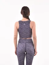 Top deportivo corto con estampado de cebra en tonos grises.