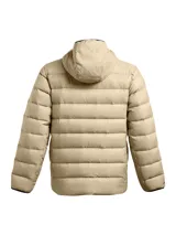 Campera puffer con capucha Under Armour, color beige, con cierre frontal, bolsillos laterales con cremallera y logo de la marca en el pecho. Cuenta con tecnología UA Storm repelente al agua y aislamiento térmico.