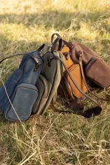 Matera bolso de colgar de cuero, con diseño funcional y tiras ajustables para llevar cómodamente al hombro o cruzada, ideal para transportar el termo y el mate.