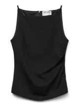 Top negro sin mangas con escote barco y tirantes finos.