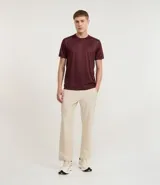 Remera deportiva de corte regular, confeccionada en tejido técnico con tecnología Dry para mayor transpirabilidad. Presenta cuello redondo, mangas cortas y detalles reflectantes y texturizados en los hombros.