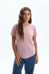 Remera de manga corta confeccionada en tejido de ramio, con cuello redondo y ruedo redondeado.