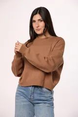 Buzo tejido de punto color negro, con cuello redondo, mangas largas y detalle de corazón bordado con brillos en el pecho.