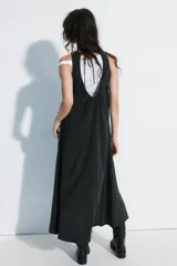 Vestido midi fluido de mezcla de viscosa en color bordó, con cuello redondo, manga sisa y detalle de lazada con abertura en la espalda.