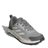 Championes de trail running Adidas Terrex Anylander, color gris con detalles en turquesa y suela en tono arena. Presentan diseño técnico con refuerzos en puntera y talón, cordones ajustables y logo Terrex en la lengüeta.