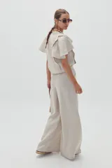 Pantalón de lino color natural, de corte palazzo y tiro alto.