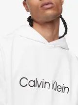 Buzo blanco de algodón con capucha, corte relaxed, puños y dobladillo acanalados, bolsillo canguro y logo Calvin Klein estampado en el pecho.