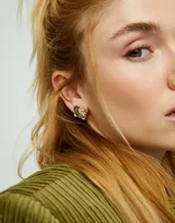 Par de aros plateados con cristal facetado ovalado de color rosa.