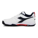 Championes de tenis Diadora Challenge 5, color blanco con detalles en azul marino y rojo. Presentan el logo de Diadora en el lateral, cordones blancos con ojales rojos y suela de goma oscura.