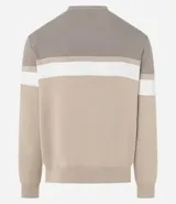 Suéter de punto con cuello redondo y manga larga, diseñado con un patrón de bloques de color en tonos beige, blanco y gris. Presenta un corte regular que se ajusta de forma anatómica al cuerpo.