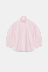 Camisa ZW Collection de algodón en color rosado, con cuello alto, mangas abullonadas por debajo del codo y cierre frontal con botones ocultos por solapa.