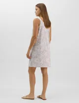 Camisón corto de tejido soft, sin mangas, con escote redondo, aplique de botones y detalle plisado en el frente. Estampado floral en tonos rosados y grises.