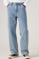 Jeans Levis modelo 568 Loose Straight Carpenter de calce holgado y recto, color azul claro con lavado desgastado, tiro medio y estilo carpintero con bolsillos laterales utilitarios.