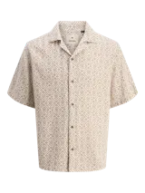 Camisa de manga corta Jack & Jones con cuello resort y cierre de botones. Diseño con estampado geométrico en tonos beige y marrón.