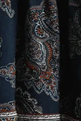 Vestido corto de estilo túnica en color azul marino con estampado paisley, cuello mao, mangas largas con puños anchos abotonados y un cinturón lazada ajustable a la cintura.