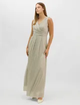 Vestido largo de gasa con hilo metalizado lurex, color beige, con escote en V cruzado y drapeado, cintura alta con aplicaciones de strass y falda larga plisada con movimiento.