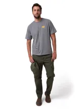 Remera de manga corta y cuello redondo en color gris jaspeado. Presenta el logo de la marca estampado en amarillo en el lado izquierdo del pecho y un gráfico estampado en la espalda.