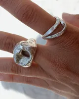 Anillo abierto de plata 925 con diseño irregular y textura martillada.