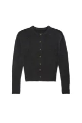 Cárdigan de punto de textura suave, color gris oscuro, con cuello redondo, manga larga y cierre frontal mediante botones. Presenta un diseño ajustado con terminaciones acanaladas en puños y ruedo.