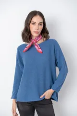 Sweater de punto color azul, con escote redondo y mangas largas, de diseño holgado.