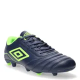 Championes de fútbol Umbro modelo Classico III HG, color azul marino con detalles en verde neón. Presentan un diseño con costuras en la puntera para mayor control, cierre con cordones y suela con tapones para terreno firme.