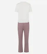Pijama largo de dos piezas, confeccionado en malla suave con tecnología Peach Touch. Incluye una blusa de manga corta color blanco con estampado frontal de la palabra "LOVE" en tonos pastel y un pantalón de cuadros vichy en color bordó y blanco, con cintura elástica.