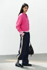 Sudadera fucsia con efecto lavado, confeccionada en mezcla de algodón. Cuenta con cuello redondo con una pequeña abertura frontal con botones, manga larga caída y puños y dobladillo en rib.