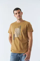 Remera blanca de algodón con estampado rectangular en el frente con texto y diseño abstracto en tonos celeste y negro.