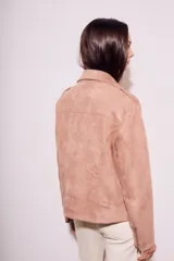 Campera tipo biker de gamuza sintética color rosa viejo, con cierre frontal cruzado, solapas con broches metálicos y bolsillos laterales con cierre.
