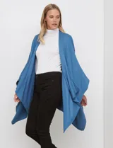 Ruana de tejido soft, color marrón óxido, de corte amplio y sin cierres, con cuello redondo.