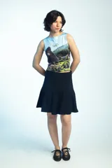 Musculosa corta con estampado fotográfico de un paisaje natural montañoso con una casa tradicional, cuello redondo y sin mangas.