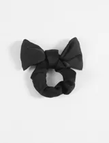 Gomita de pelo tipo scrunchie color negro, con moño incorporado.
