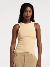 Musculosa de tejido acanalado en color amarillo claro, con cuello redondo y sisas con ribete en color blanco en contraste.