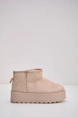 Bota corta tipo ugg de gamuza color beige, con plataforma plana y forro interior de piel sintética.